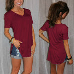 Lässiges Tee mit einfarbigem V-Ausschnitt und geschwungenem Saum Packs