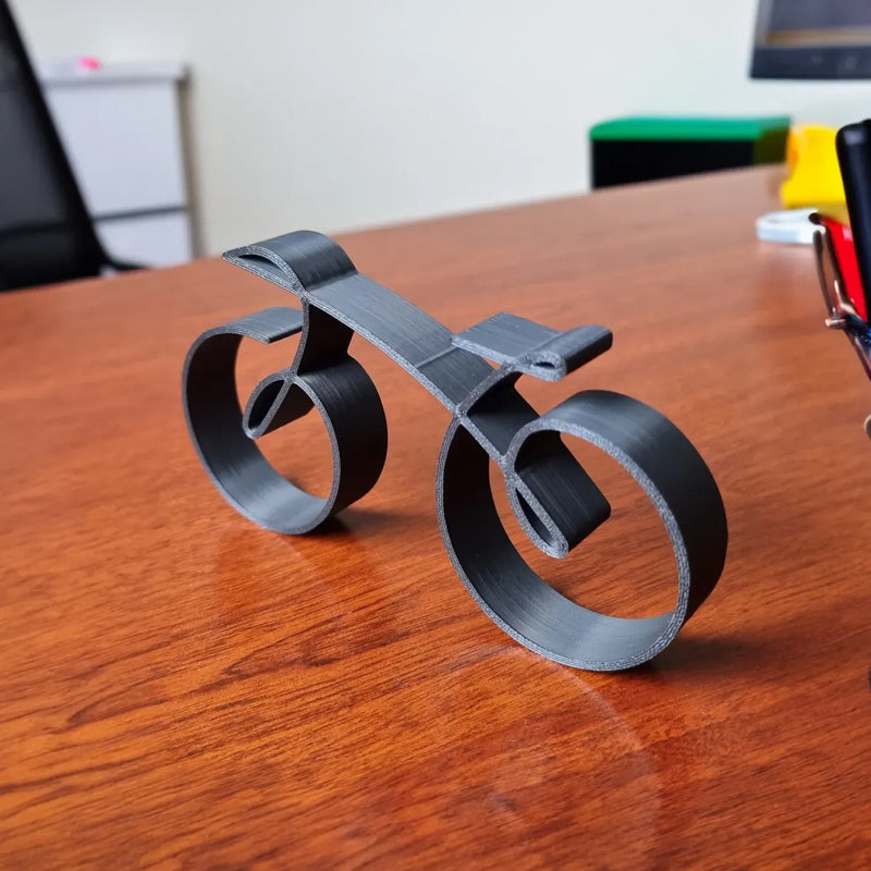 Minimalistische Fahrradskulptur im Drahtrahmenstil