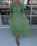 Freizeitkleid mit V-Ausschnitt und Print