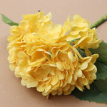 Künstliche Hortensienblüten im Freien