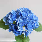 Künstliche Hortensienblüten im Freien