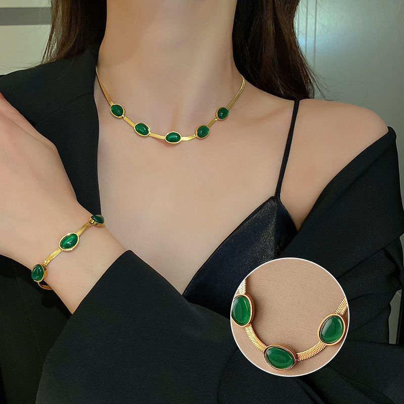 Smaragd-Halskette und Armband