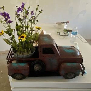Frühling Sommer großer rustikaler Bauernwagen