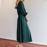 Kleid mit Rüschen und Laternenärmeln
